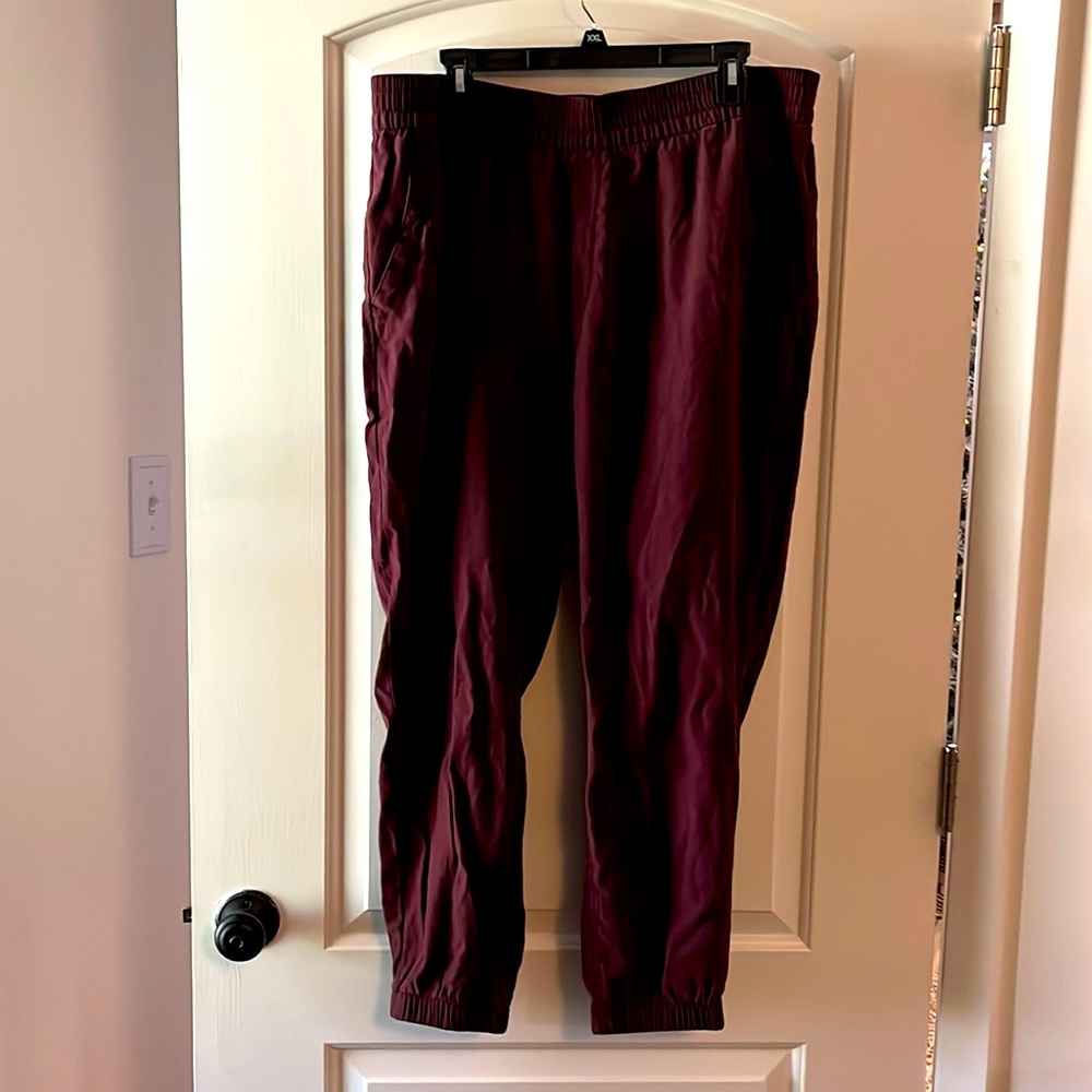 Old Navy Work Joggers XL in Cabernet